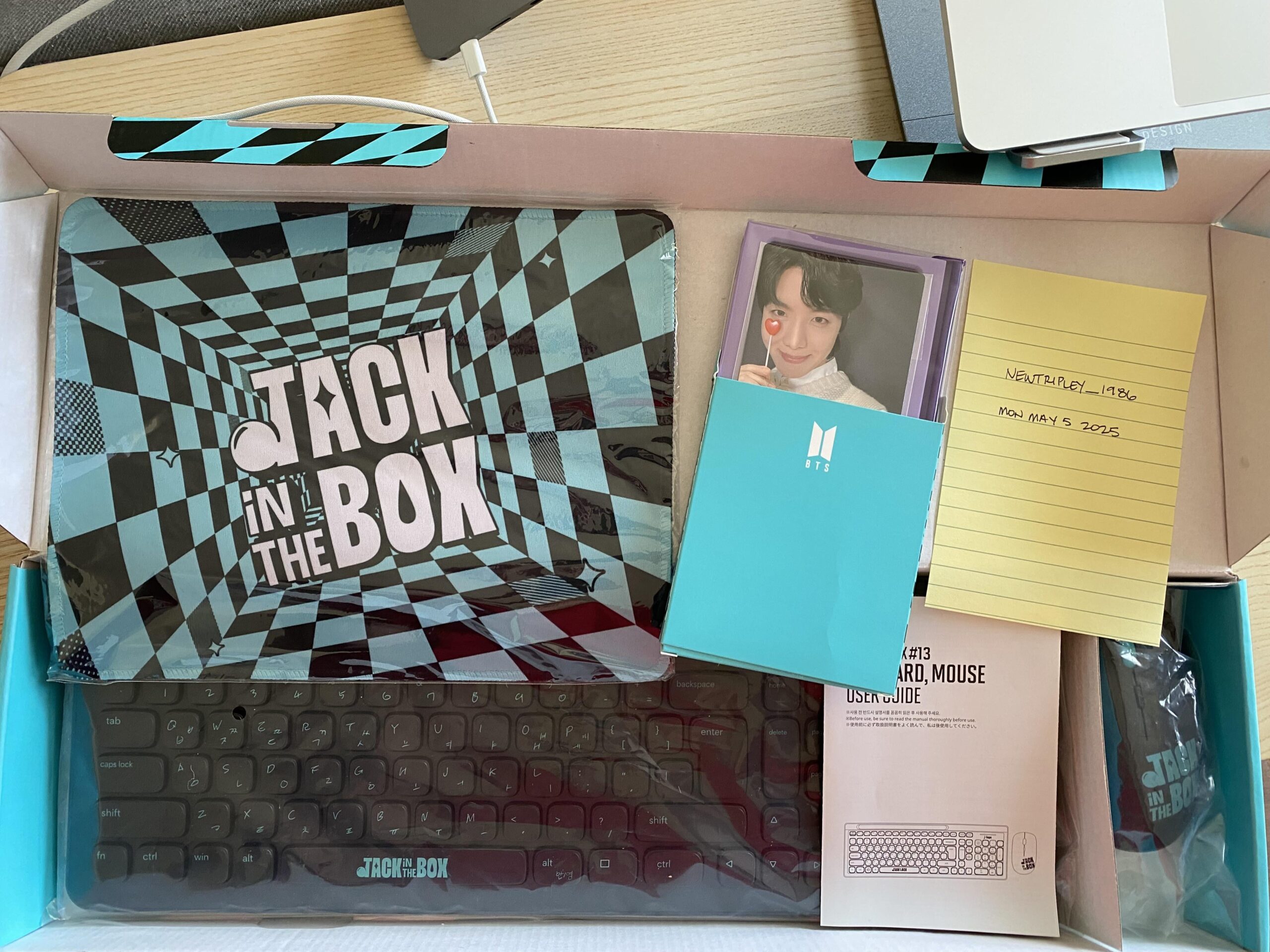 [GIVEAWAY] [Canada & Europe] Hobi's Merch Box