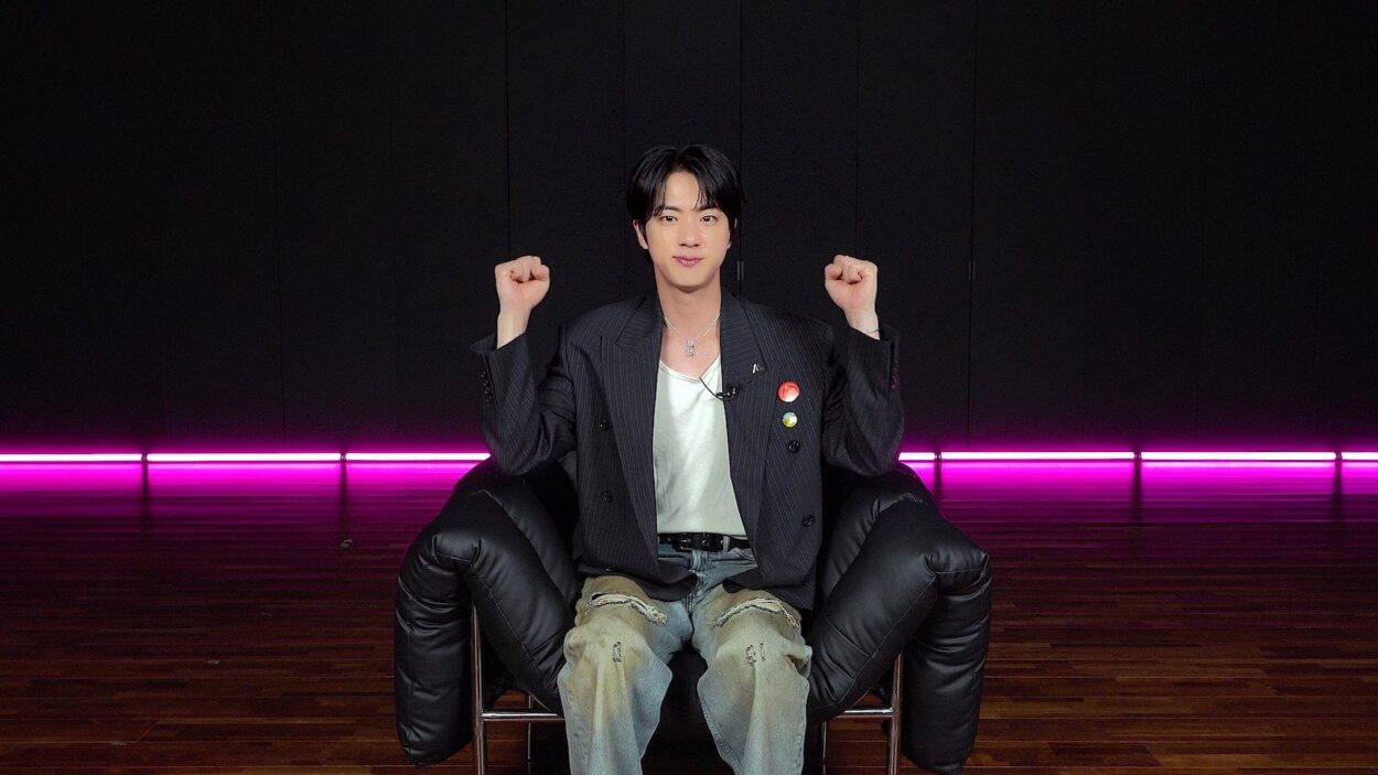 250430 BTS JAPAN OFFICIAL on Twitter: Commemoration of "RUNSEOKJIN_EP.TOUR in JAPAN" 💜 A message arrived from JIN ✨
