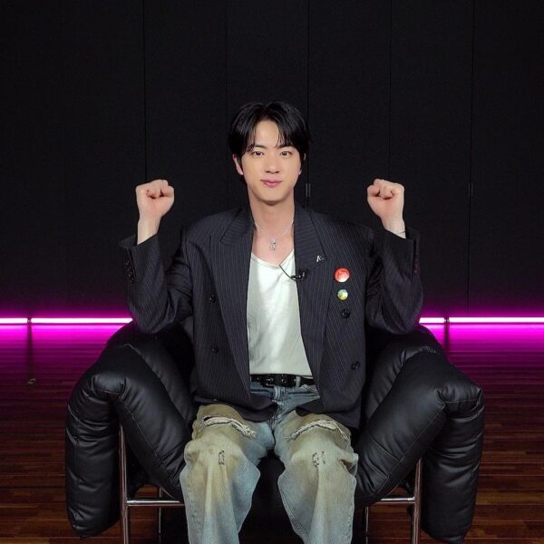 250430 BTS JAPAN OFFICIAL on Twitter: Commemoration of "RUNSEOKJIN_EP.TOUR in JAPAN" 💜 A message arrived from JIN ✨