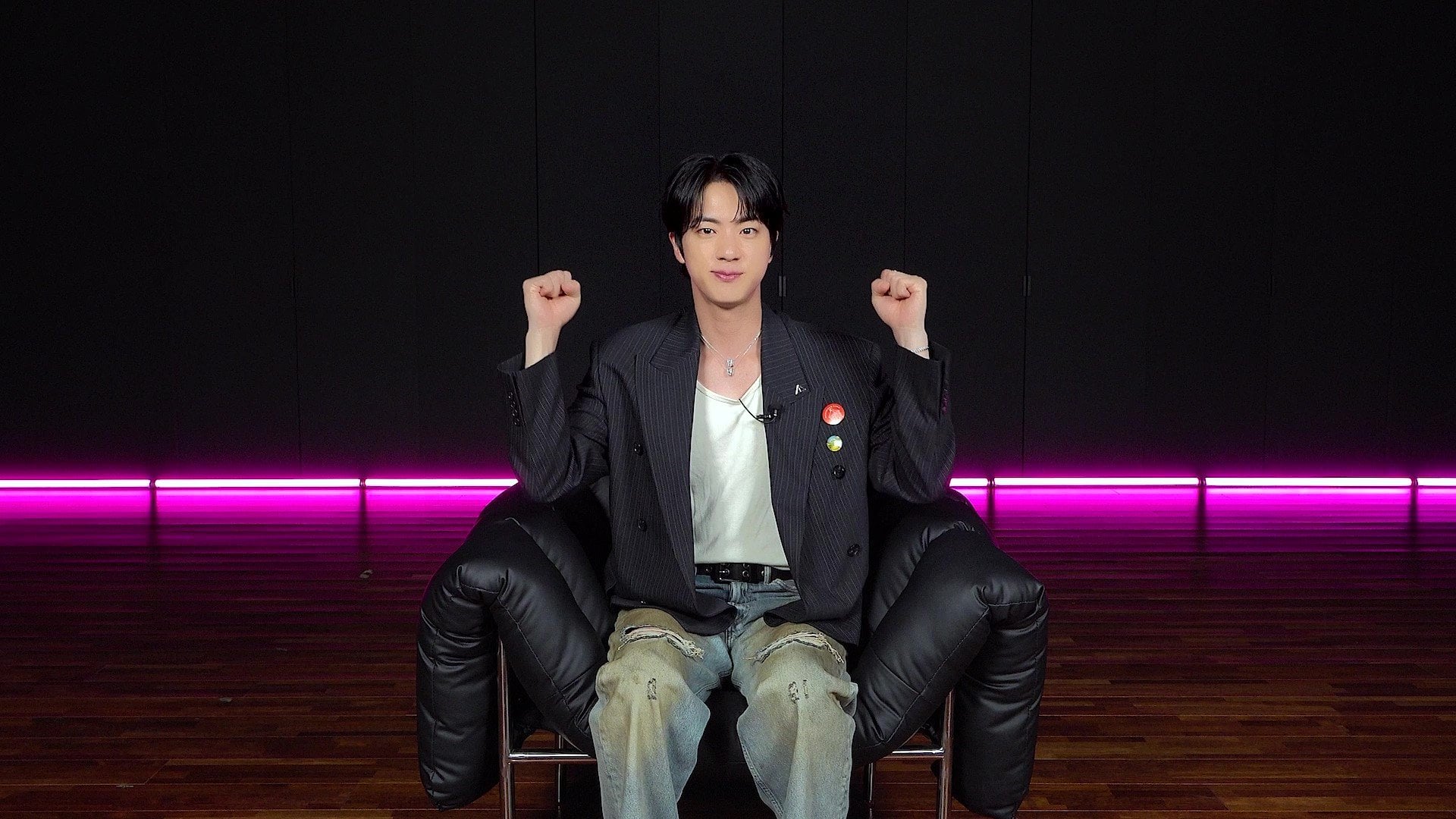 250430 BTS JAPAN OFFICIAL on Twitter: Commemoration of "RUNSEOKJIN_EP.TOUR in JAPAN" 💜 A message arrived from JIN ✨