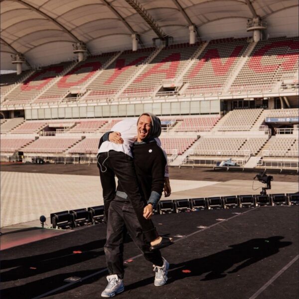 250429 Coldplay posted new behind-the-scenes photos with Jin on their app