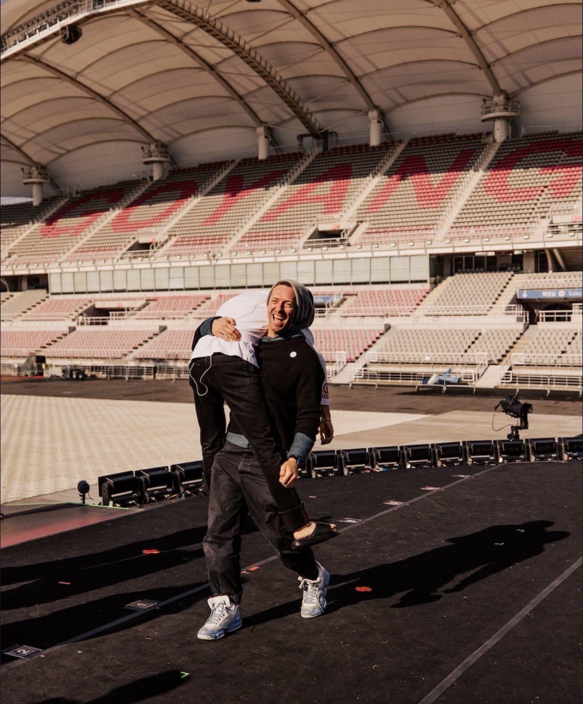 250429 Coldplay posted new behind-the-scenes photos with Jin on their app
