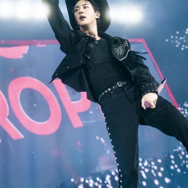 [Oricon News] Official photos of Jin for “RUNSEOKJIN_EP.TOUR” in Osaka from BIGHIT MUSIC - 130725