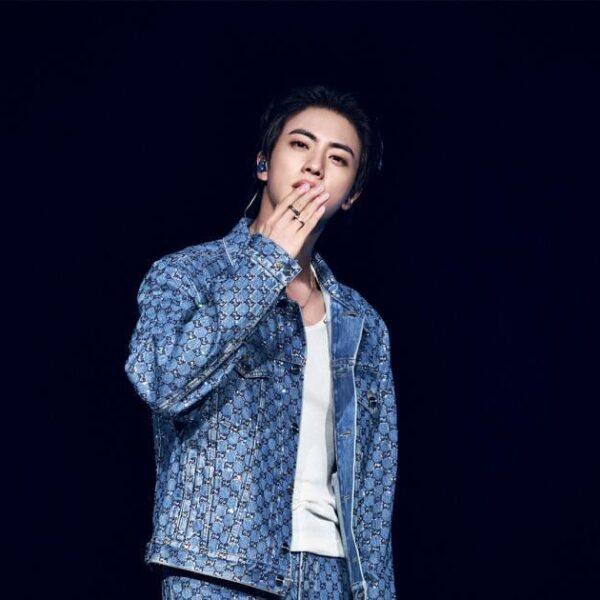 [Los Angeles Times] Jin of BTS gives a master class in fan connection at Honda Center - 220725