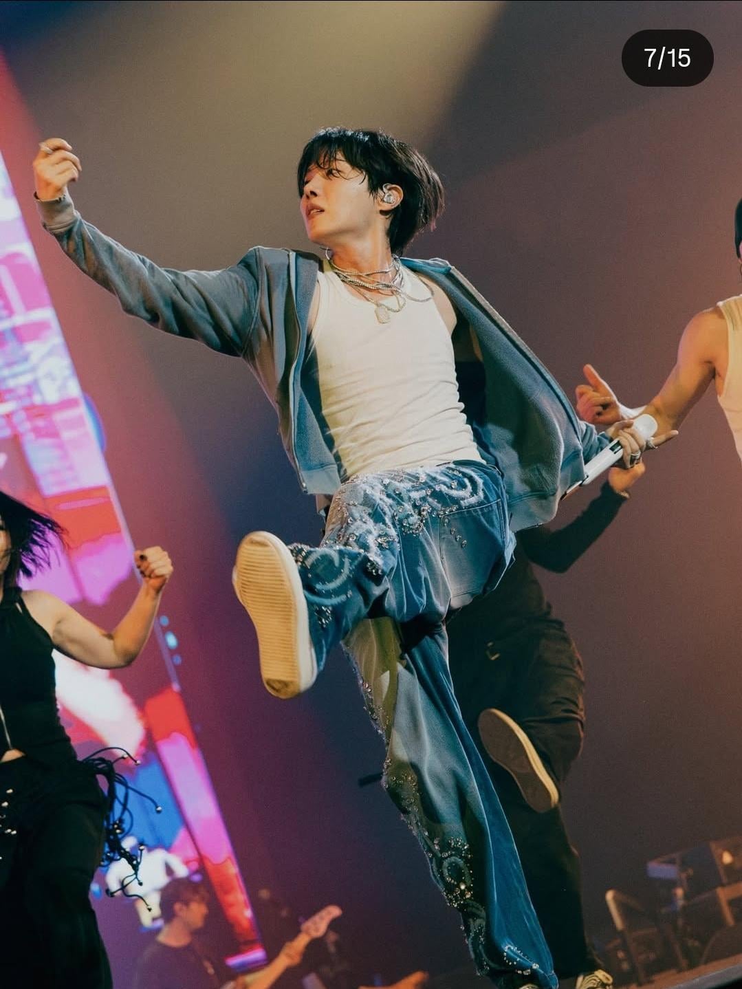 Anybody have clear photos of a side view of J-hope's sparkly pants?
