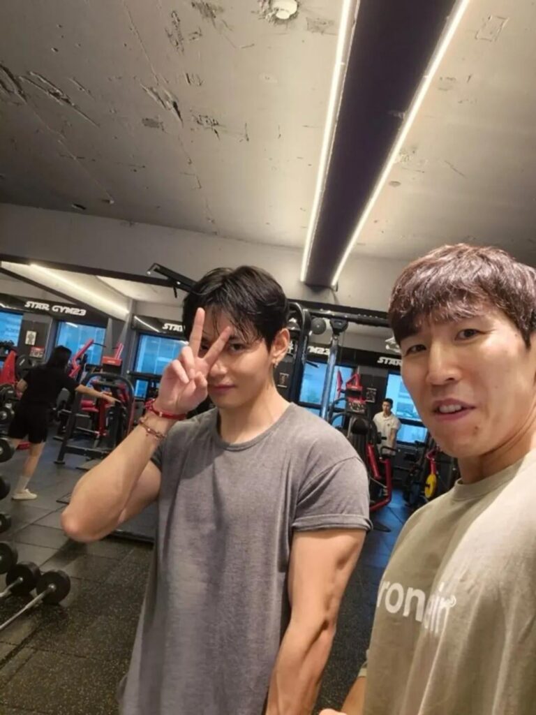 Bodybuilder Choi Hanjin IG Post with Taehyung 300725