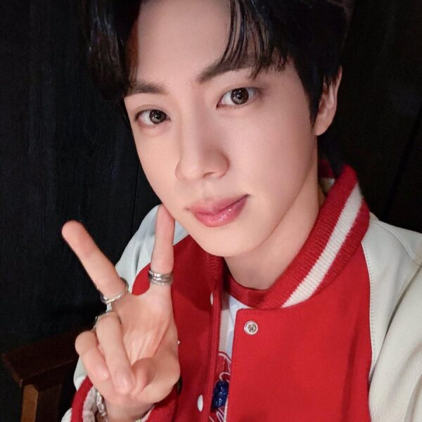 [BTS Official Twitter] Today’s Bangtan with Jin @ RUNSEOKJIN_EP.TOUR - London Day 1 - 060825