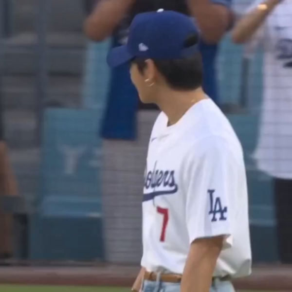 [MLB Twitter] V from BTS throws a STRIKE for his Dodgers first pitch! - 260825