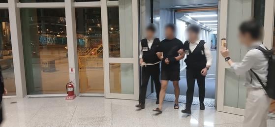 250822 Korea JoongAng Daily: Hacking ringleader who tried to steal HYBE shares from BTS member Jungkook's account extradited to Korea