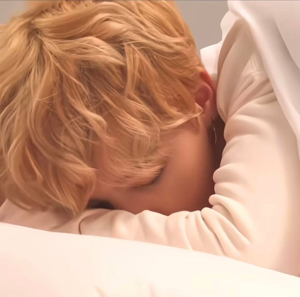 In honour of Blonde Jimin and the anniversary of Serendipity, drop your favourite blonde jm pics :))