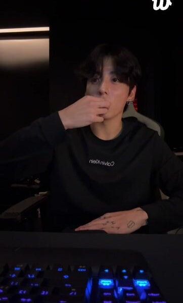 251028 Jungkook on Weverse Live (2)