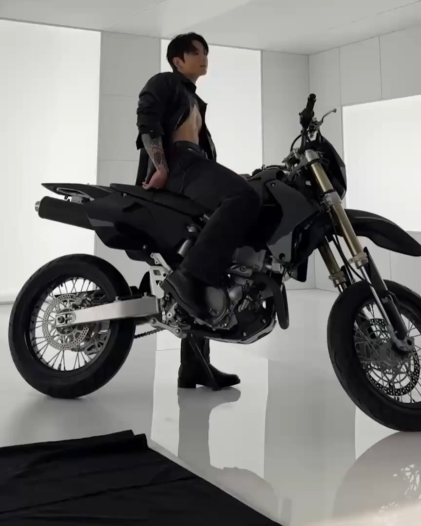 Calvin Klein Twitter feat. Jungkook (video 2) - 291025