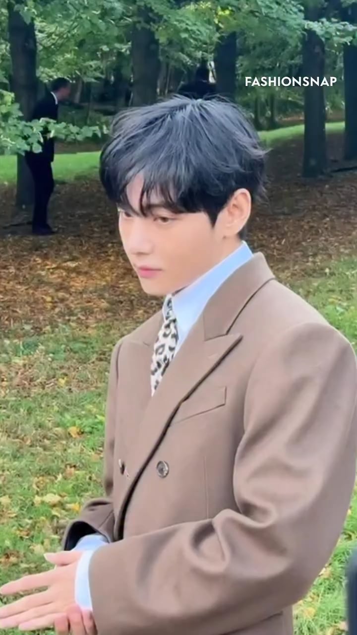 FASHIONSNAP IG Post feat. Taehyung at the Celine Summer 2026 show - 051025