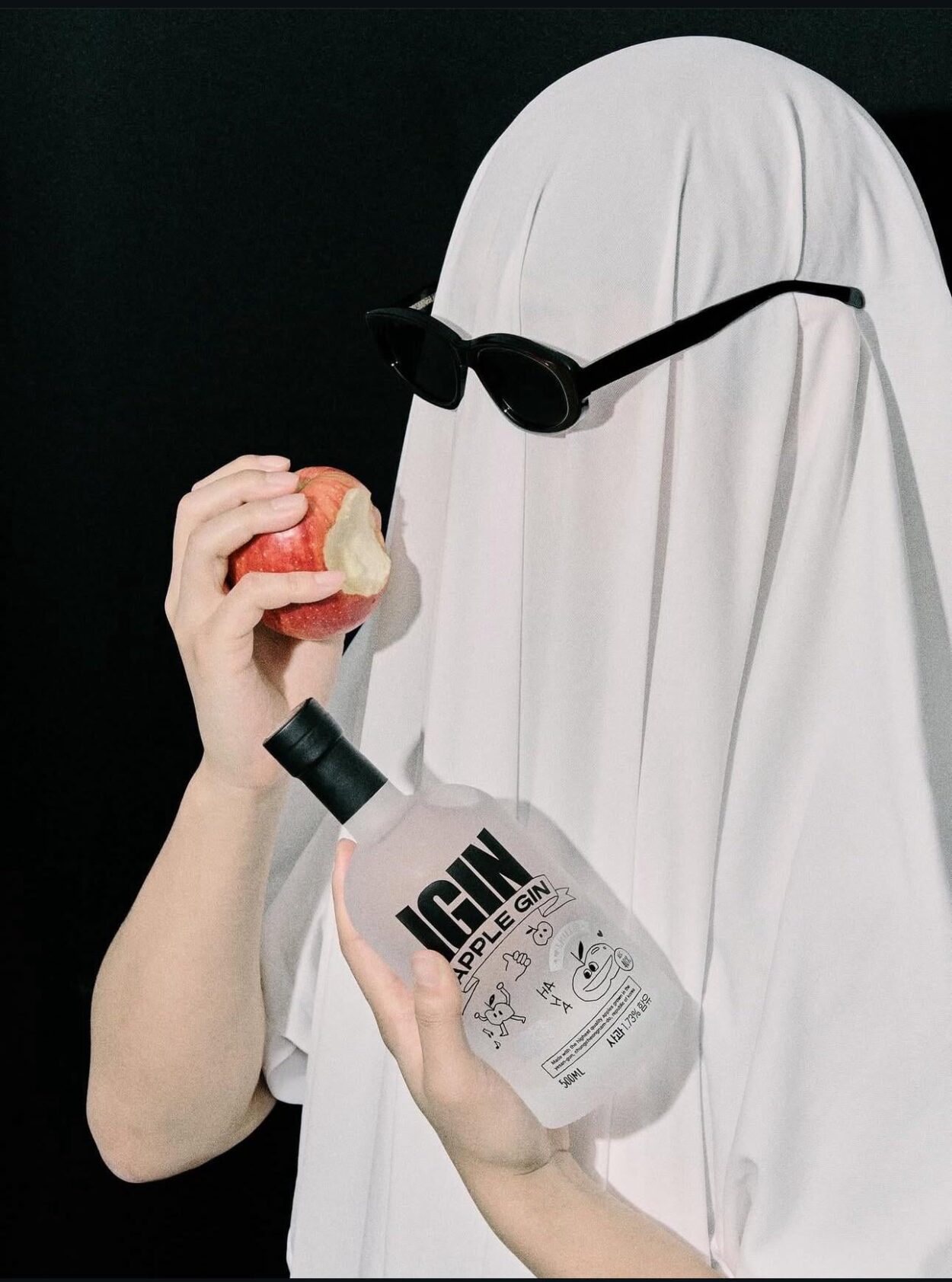 251031 251031 IGIN on Instagram: Trick or Sip🍎