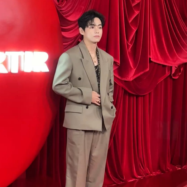 [THR Twitter] TirTir global brand ambassador V of BTS arrives at the beauty brand’s L.A. pop-up - 151125