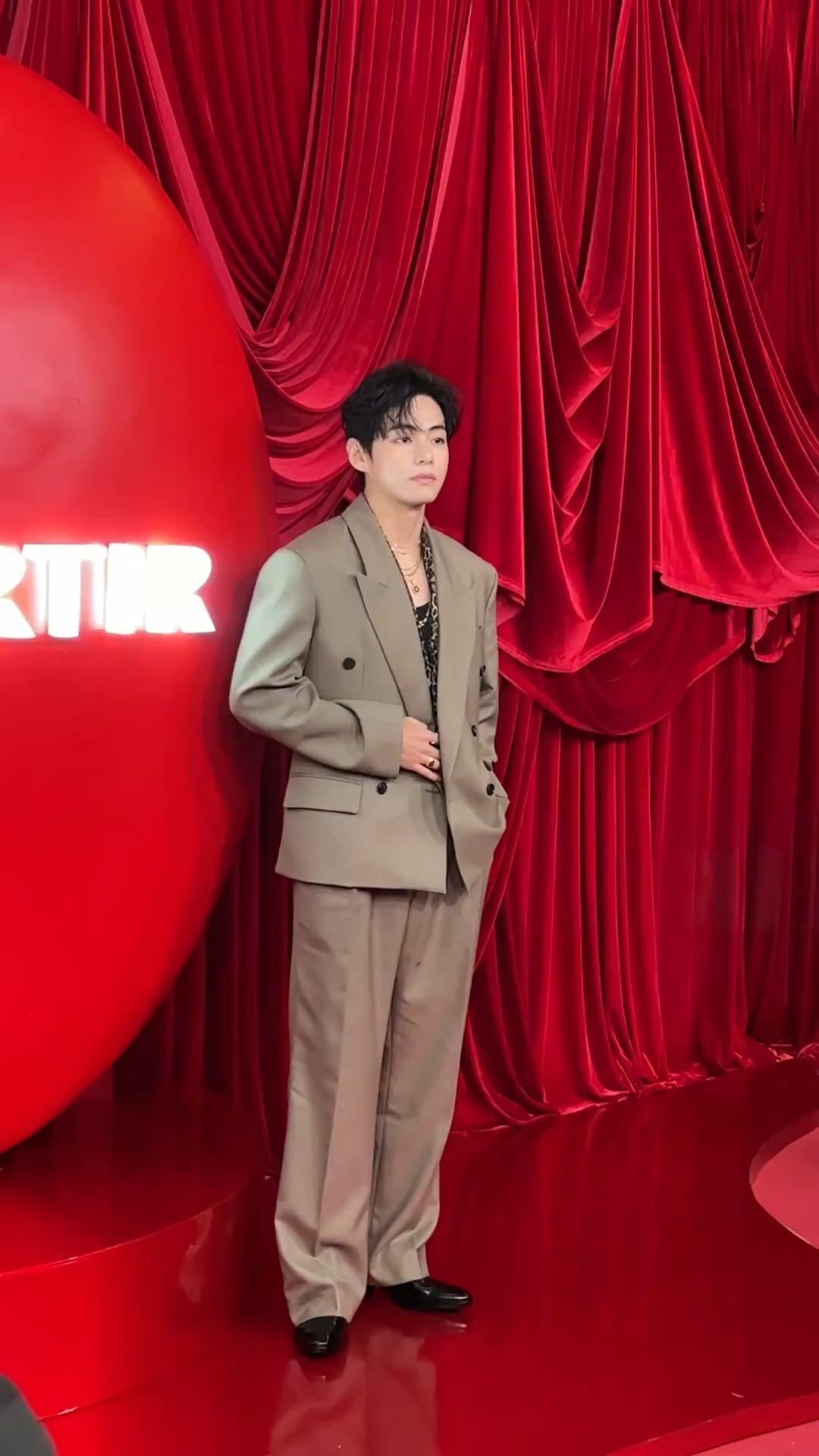 [THR Twitter] TirTir global brand ambassador V of BTS arrives at the beauty brand’s L.A. pop-up - 151125