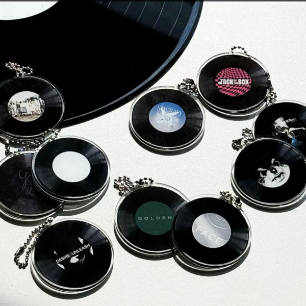 251112 BTS Weverse: [Weverse Lucky Store] Buy BTS LP and also get the record keyring for each album!