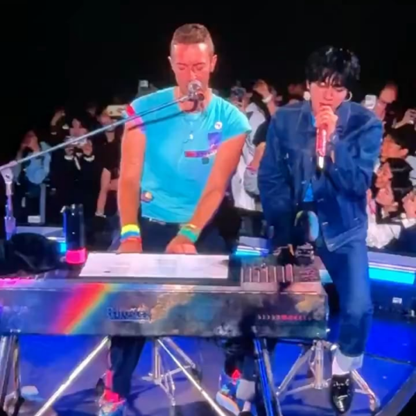Jin performing “The Astronaut” with Chris Martin at Night 6 of ‘Music of the Spheres’ concert in Seoul - 250425