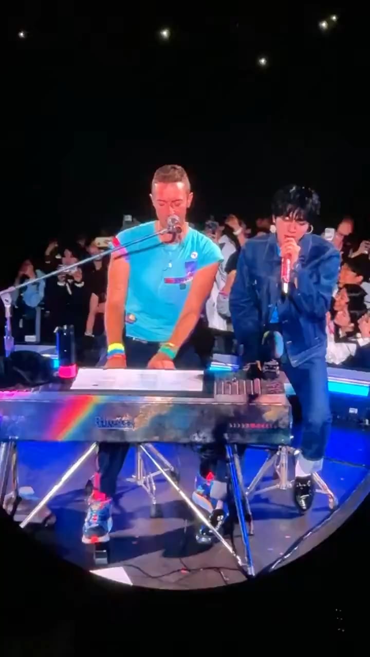 Jin performing “The Astronaut” with Chris Martin at Night 6 of ‘Music of the Spheres’ concert in Seoul - 250425