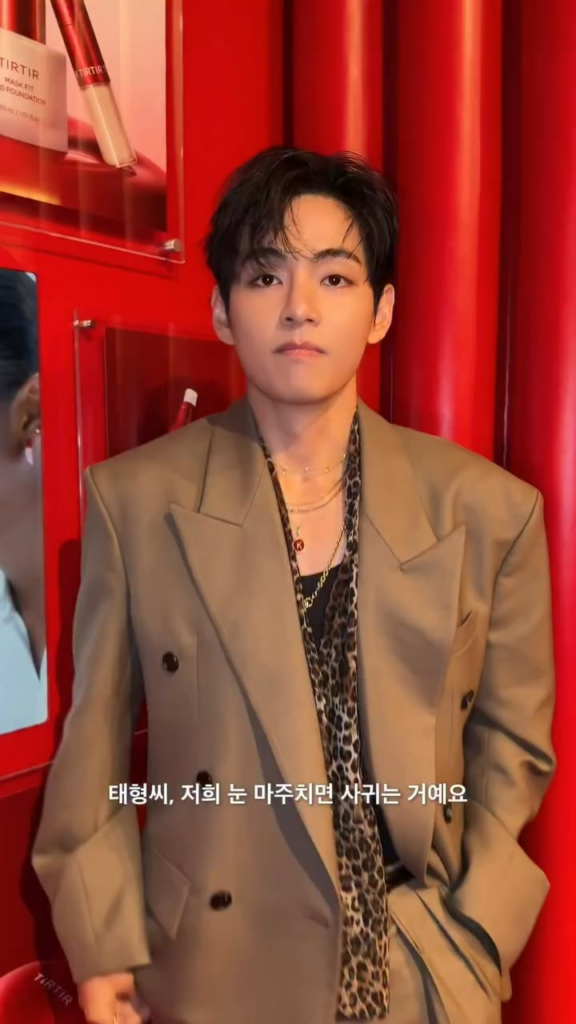 [eyesmag IG Post] Who knows how to make eye contact with V? - 151125