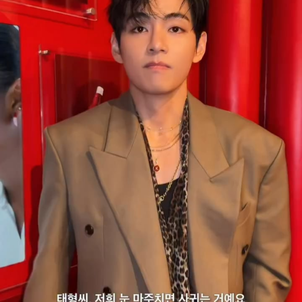 [eyesmag IG Post] Who knows how to make eye contact with V? - 151125