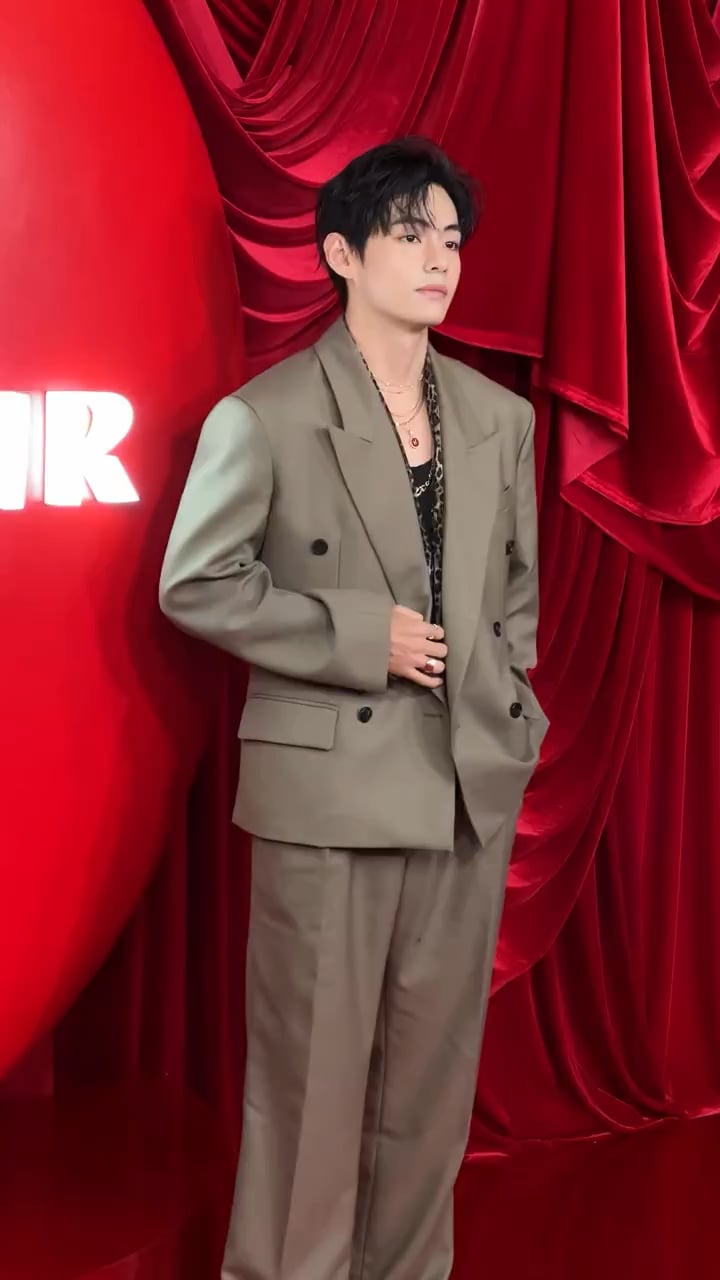 [Billboard Twitter] TIRTIR global ambassador V of BTS attends the brand’s pop-up event in LA - 151125