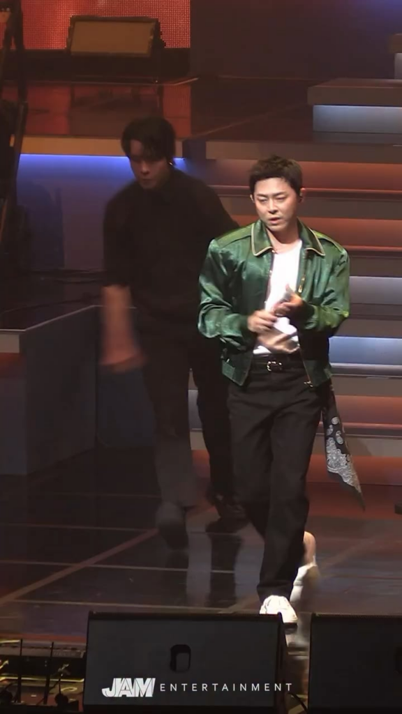 251202 Actor/Singer Cho Jung-Seok performs Jungkook’s ‘Standing Next to You’ dance challenge at his recent concert in Busan (from JAM Entertainment on Instagram)