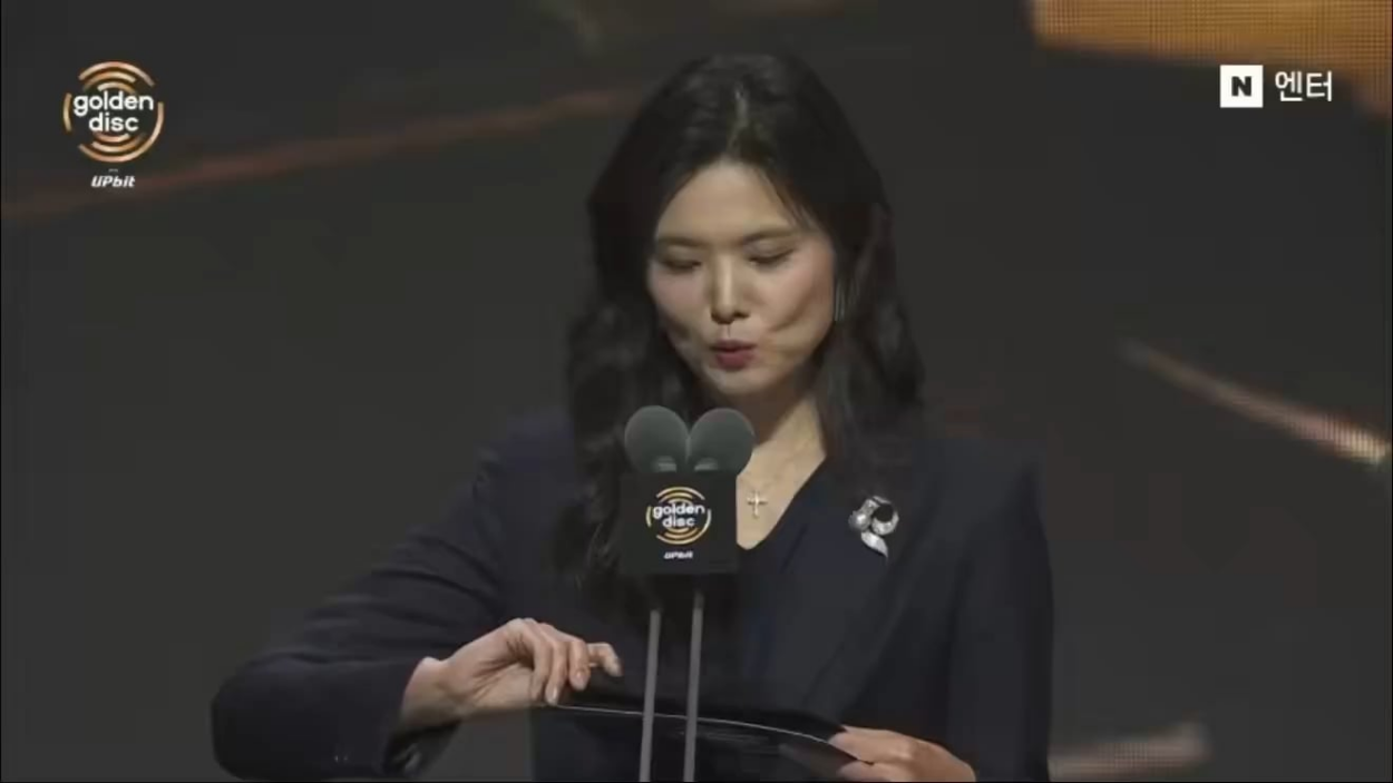 Jin has won the "Most Popular Artist (Male)" award at the 40th Golden Disc Awards - 100126