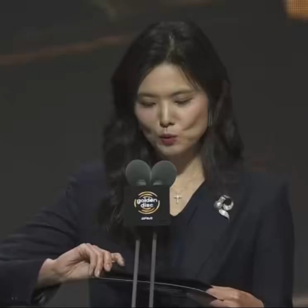 Jin has won the "Most Popular Artist (Male)" award at the 40th Golden Disc Awards - 100126