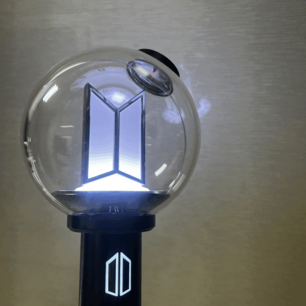 ARMY shares pics of the new ver.4 ARMY Bomb and OT7 polaroids!