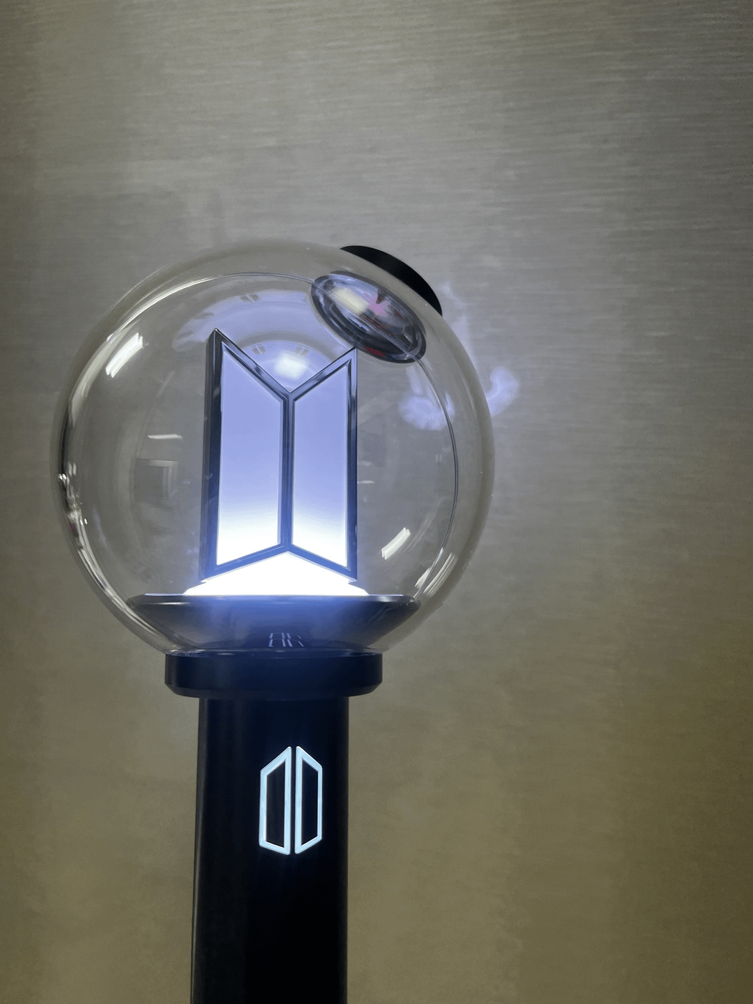 ARMY shares pics of the new ver.4 ARMY Bomb and OT7 polaroids!