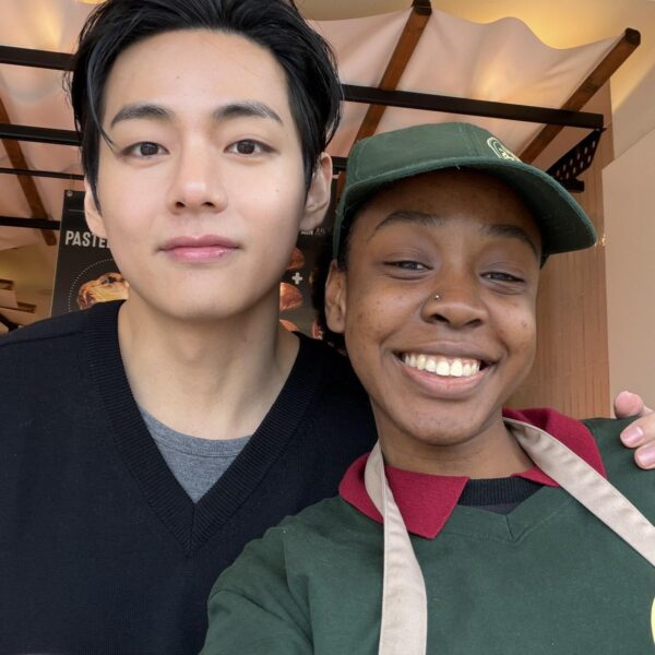An ARMY met Taehyung while she was working and offered to take a photo with her