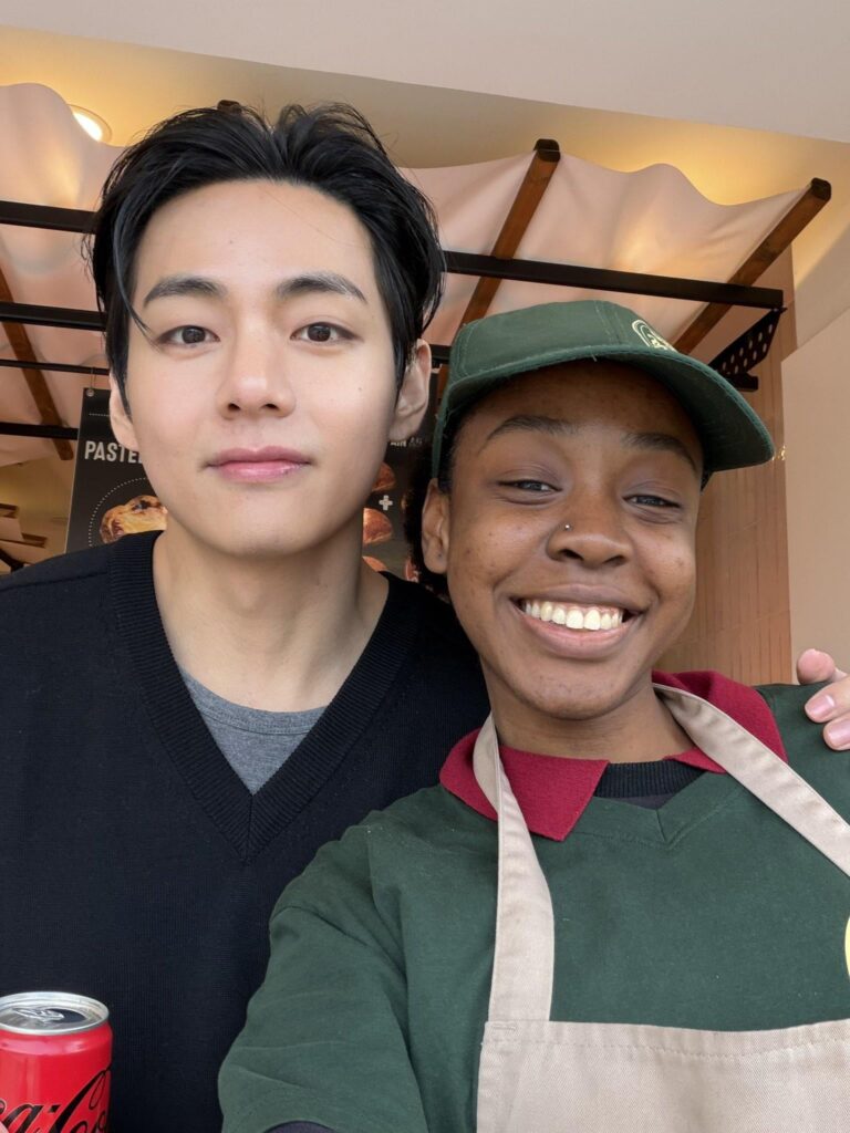 An ARMY met Taehyung while she was working and offered to take a photo with her
