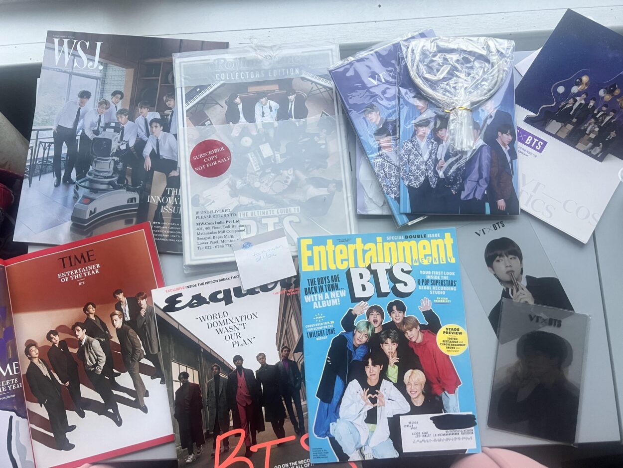 [WTS][USA] BTS magazines, VTxBTS lenticular photocards