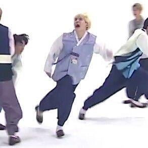 Me rushing to buy the light stick only for Weverse to crash again