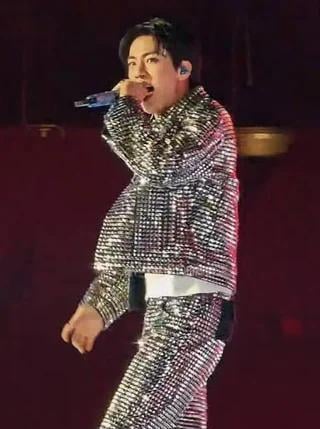 Share your favorite pictures of bts in GOLD!