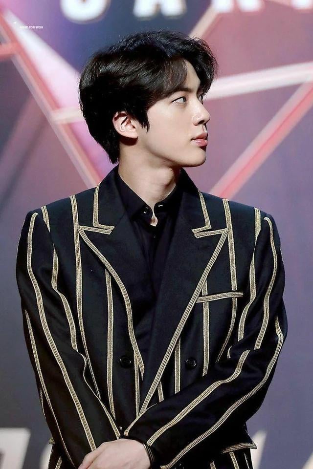 Share your favorite pictures of bts in GRAY/BEIGE!!