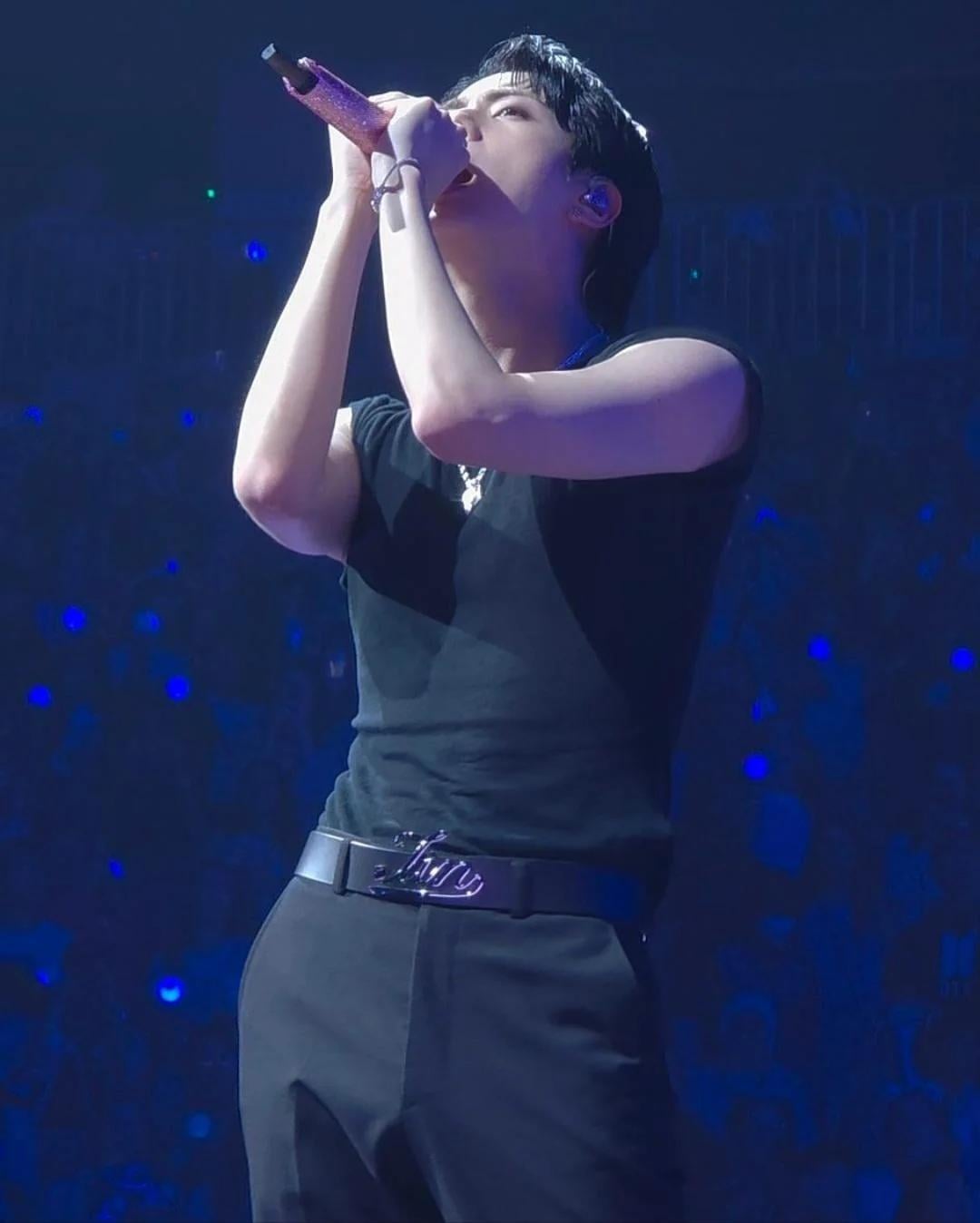 Share your favorite pictures of bts in PINK!!