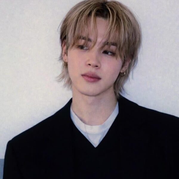 Me encanta este Jimin rubio ojalá nunca se quite un?