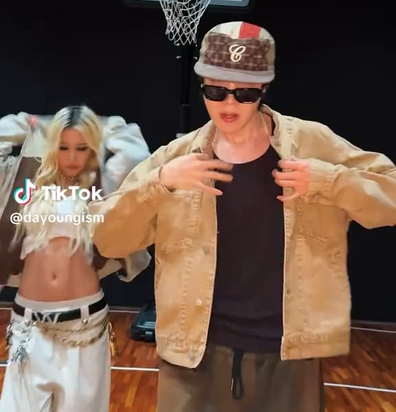 Dayoung (WJSN) TikTok ft. Hobi 160426