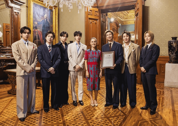 [Yonhap News] BTS receives commemorative plaque from Mexican government… Crowd of 50,000 gathers in front of presidential palace - 070526