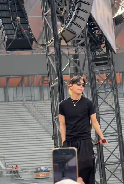 Army witnesses Taehyung debut new hair during soundcheck