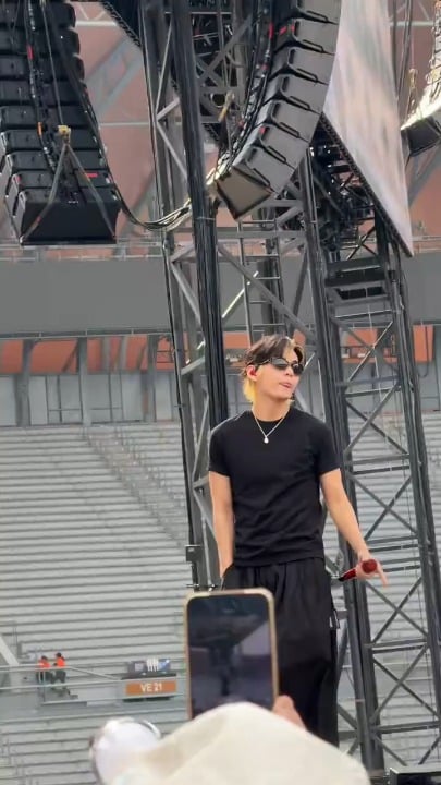 Army witnesses Taehyung debut new hair during soundcheck