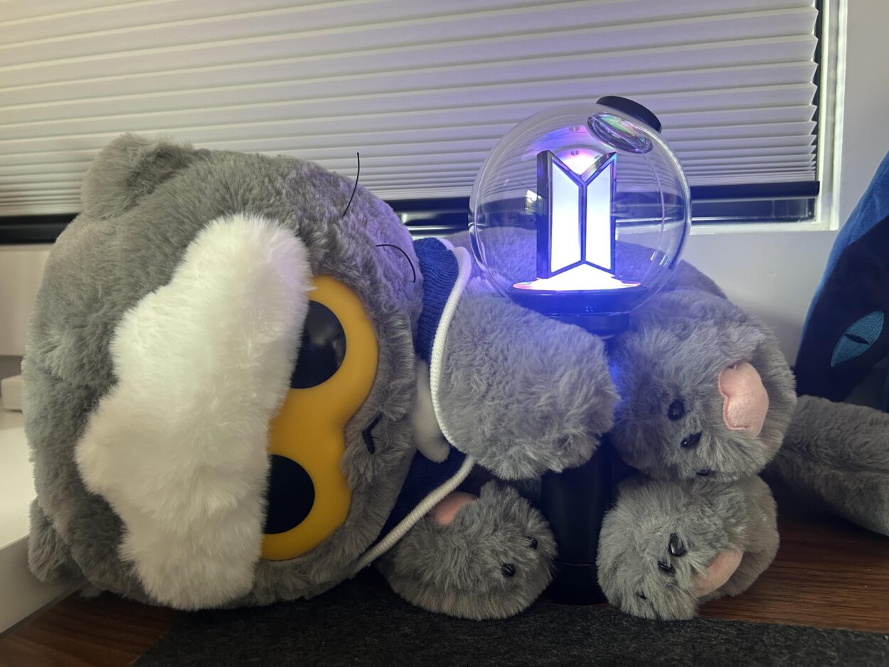 My lightstick is perfect for displaying with the Zo plush!